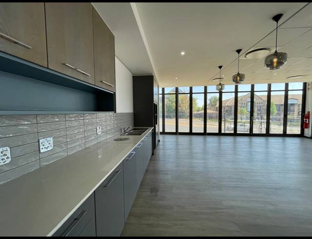 1,006M² OFFICE TO LET IN BRYANSTON